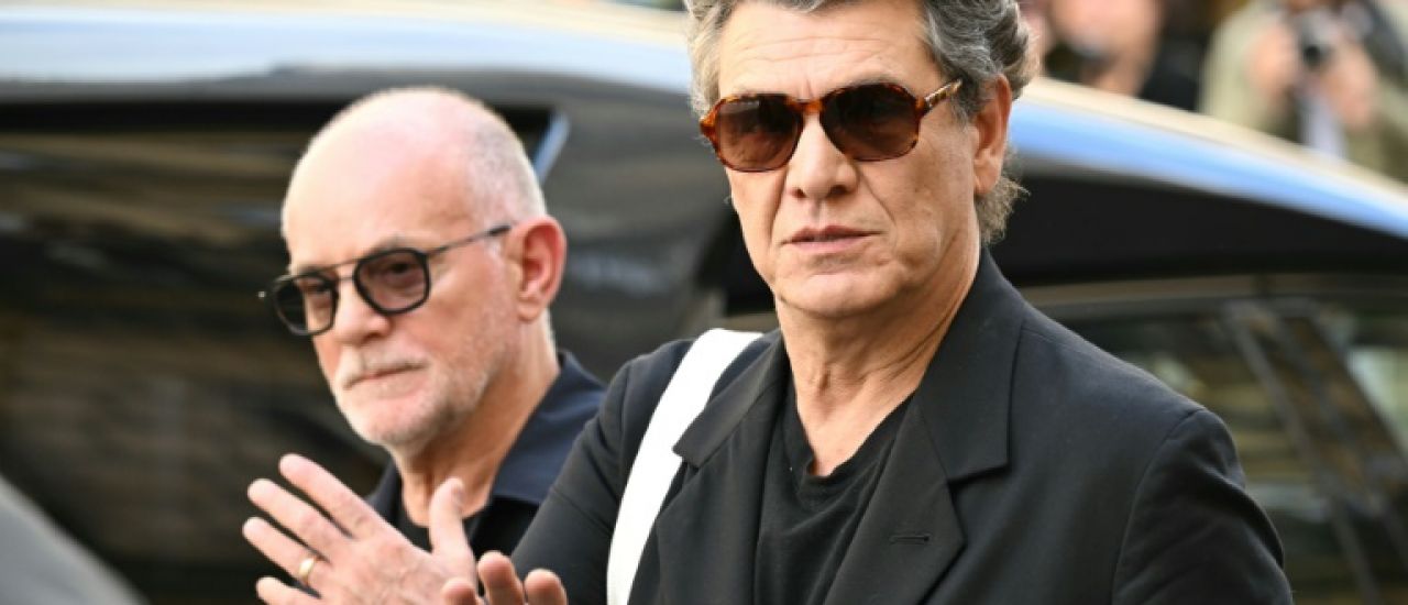 Foule en noir pour les obsèques d'Ardisson à Paris