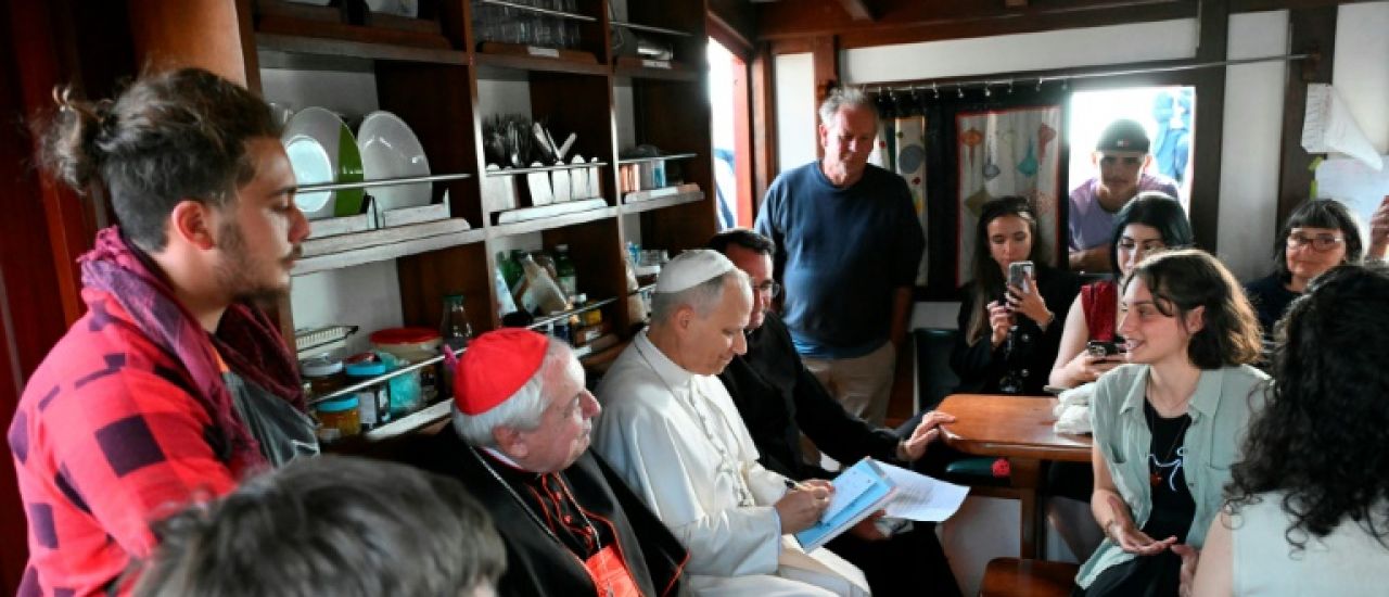 Sur un navire-école en Méditerranée, le pape encourage à bâtir des ponts
