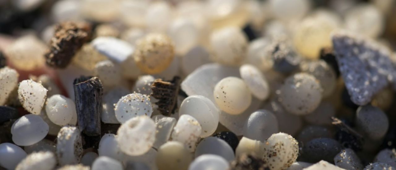 De l'usine à la plage, les tribulations d'un granulé de plastique qui fait pleurer les sirènes