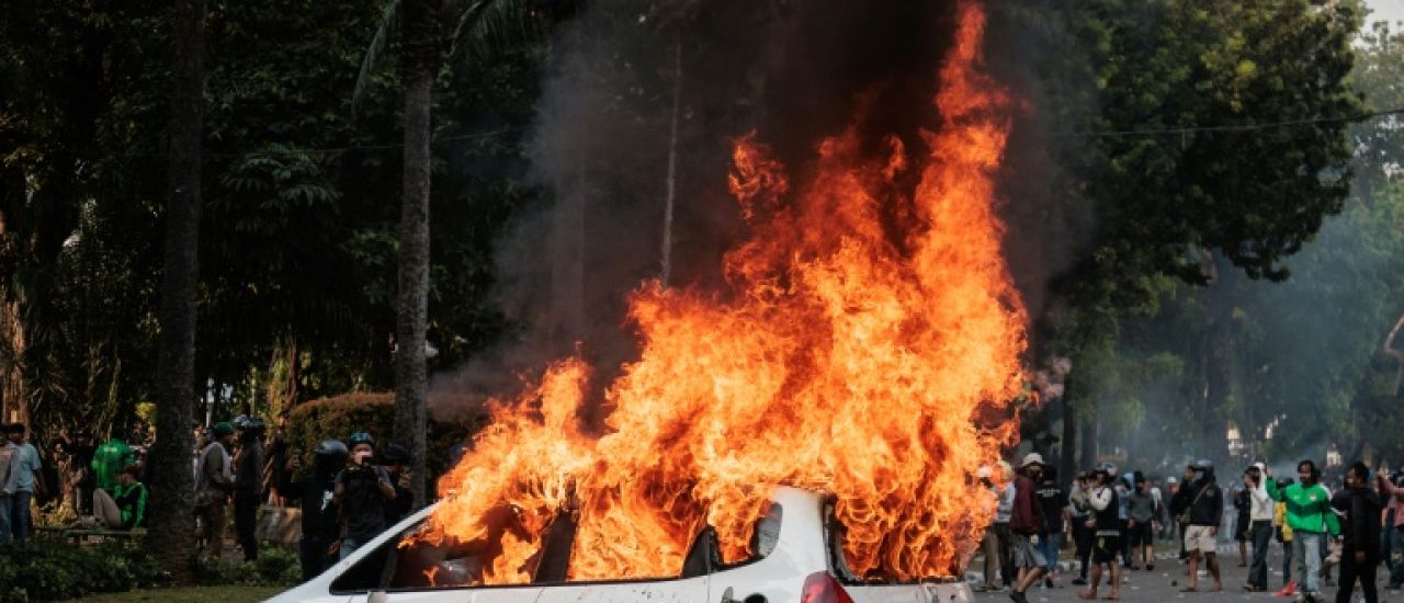 Indonésie: des milliers de manifestants à travers le pays, l'armée déployée