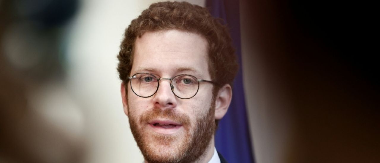 Un partenariat entre une entreprise d'IA et le gouvernement sous le feu des critiques