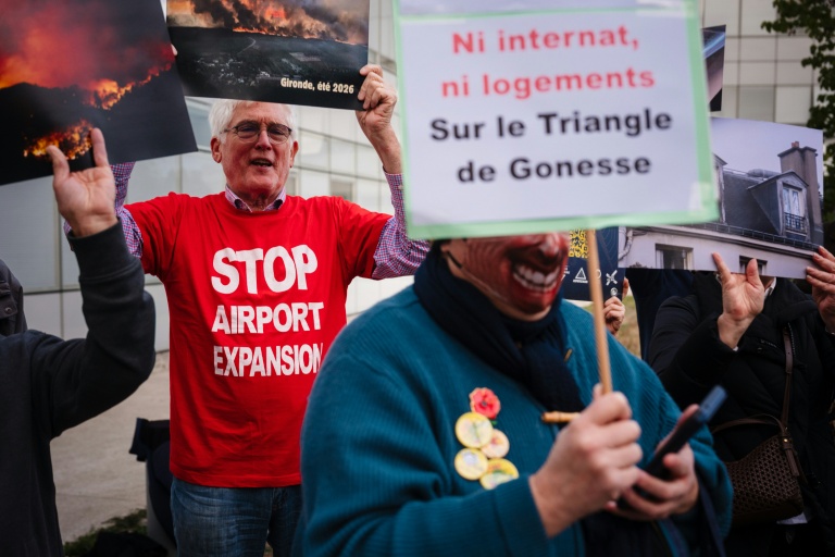 "Climat, santé, Roissy tu nous enfumes": contre l'expansion de CDG, des opposants mobilisés