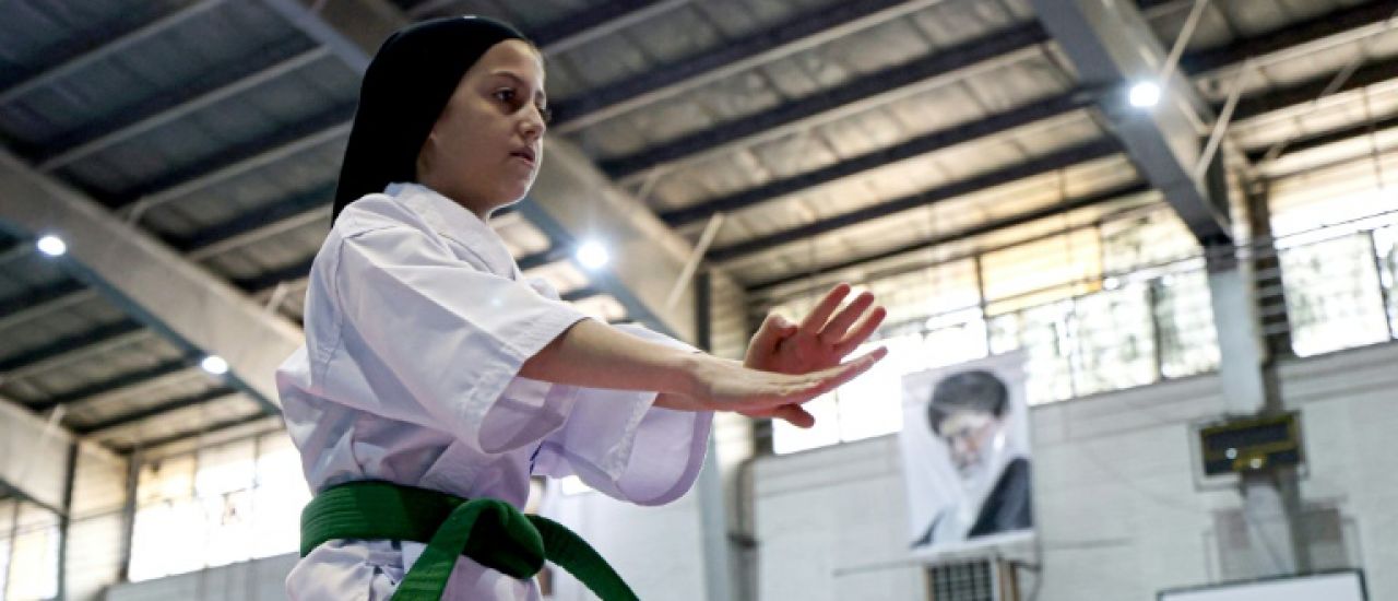 En Iran, les filles se tournent vers le karaté pour s'affirmer en société