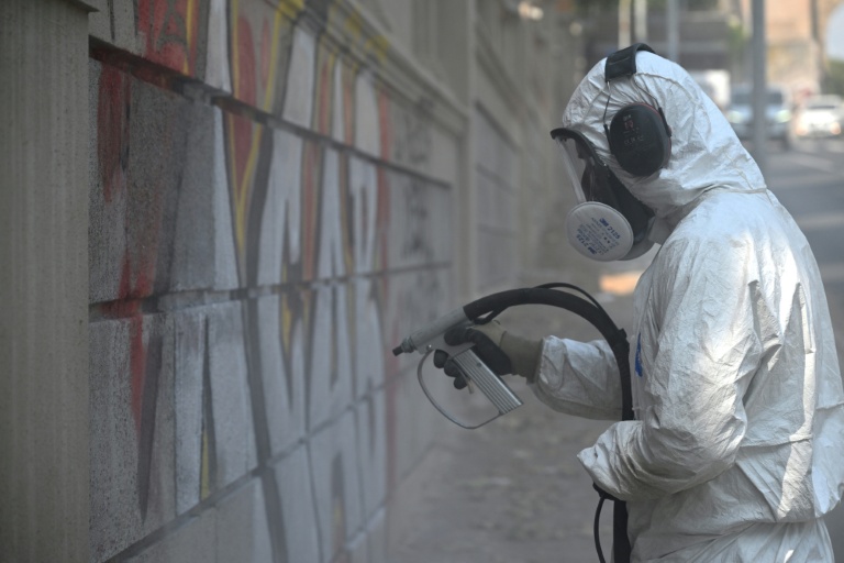 A Rome, un homme en croisade contre les graffitis