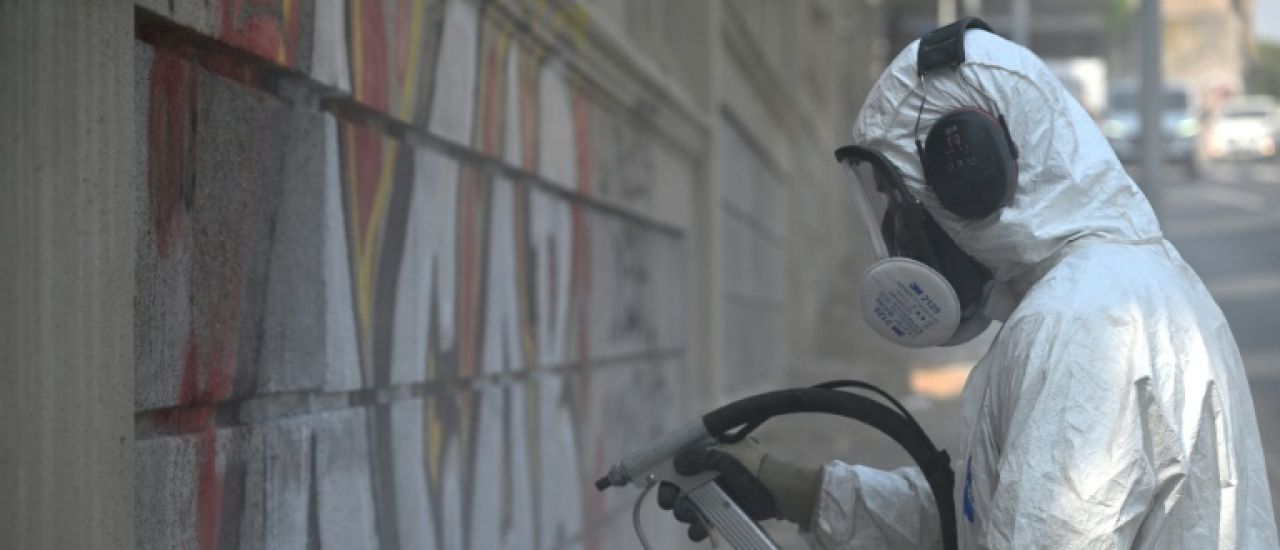 A Rome, un homme en croisade contre les graffitis