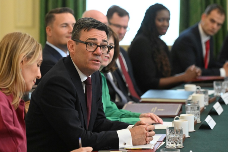 GB: le nouveau Premier ministre Andy Burnham réunit son gouvernement et s'engage pour le pouvoir d'achat
