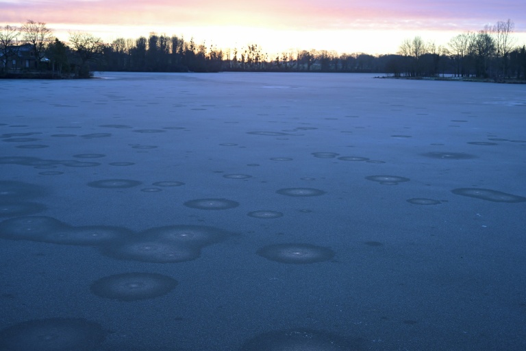 La neige perturbe le trafic dans l'ouest de la France, 26 départements en vigilance orange