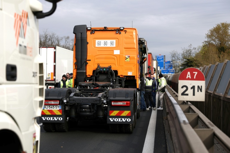 Hausse des prix des carburants: manifestation de routiers sur l'A7