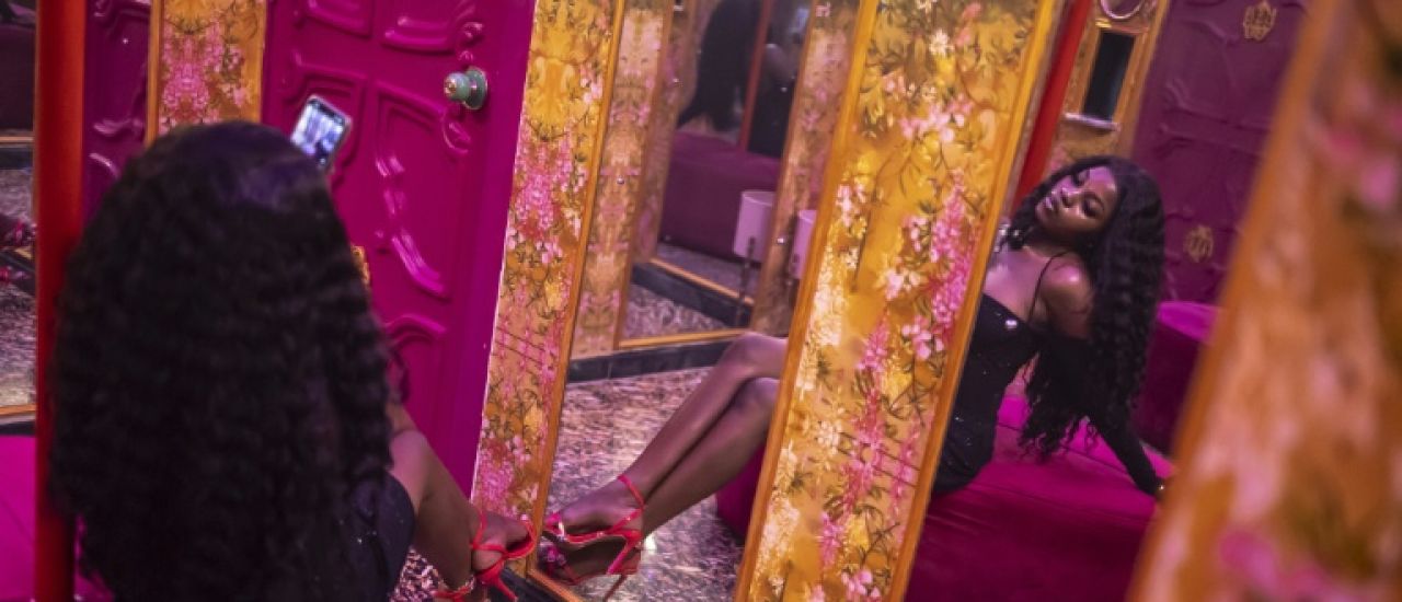 "Miroir miroir": dans les toilettes branchées, les Nigérianes sont les reines du selfie