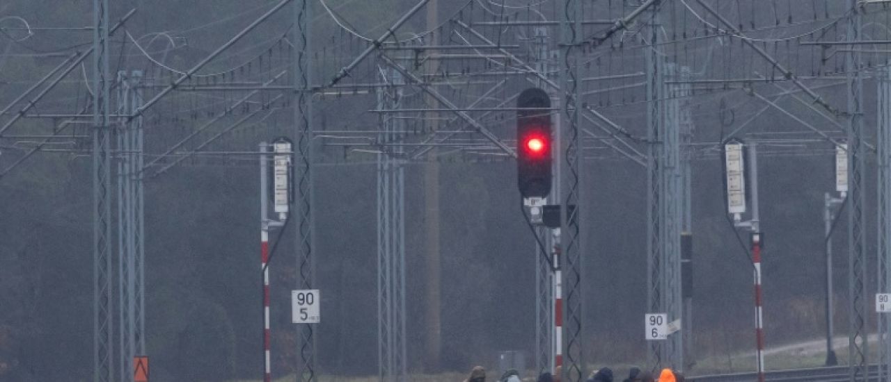 Deux Ukrainiens au service de Moscou soupçonnés du sabotage d'une voie ferrée en Pologne