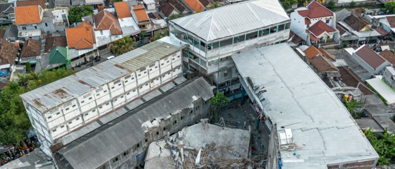 Ecole effondrée en Indonésie: le bilan s'élève à 45 morts, les recherches se poursuivent