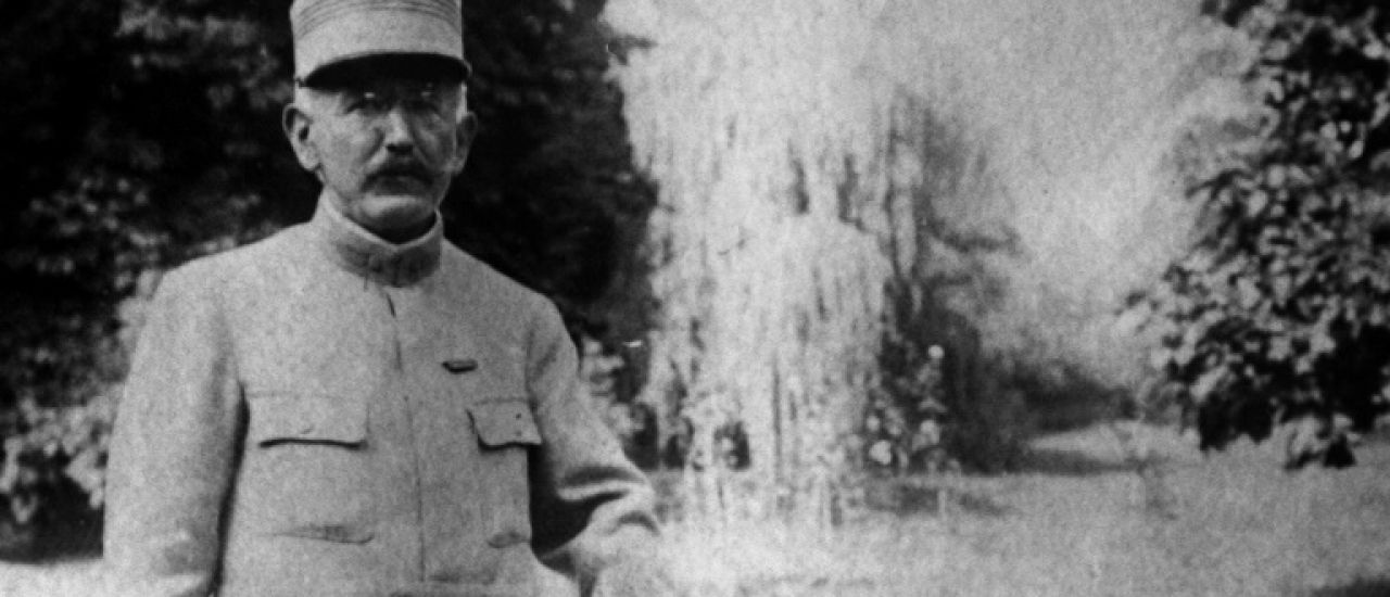 Le Parlement élève Alfred Dreyfus au grade de général de brigade