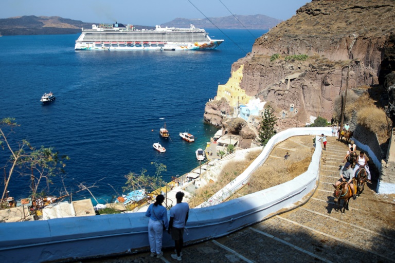 Grèce: à Santorin, les bus touristiques en grève, des croisiéristes annulent leur escale