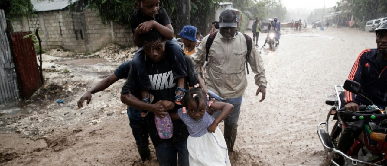 Ouragan Melissa: près de 50 morts dans les Caraïbes, l'aide afflue