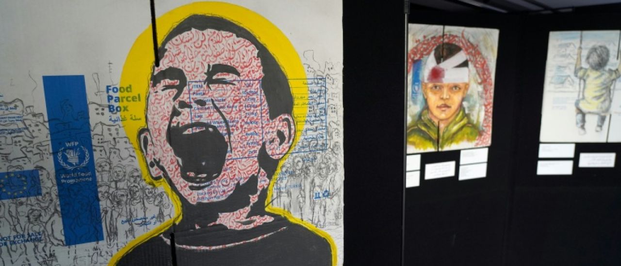 Des cartons d'aide alimentaire à Gaza peints par un artiste palestinien exposés en Europe