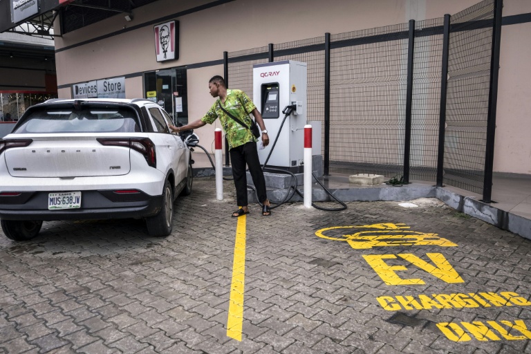 Malgré les coupures de courant, le Nigeria s'entiche des voitures électriques