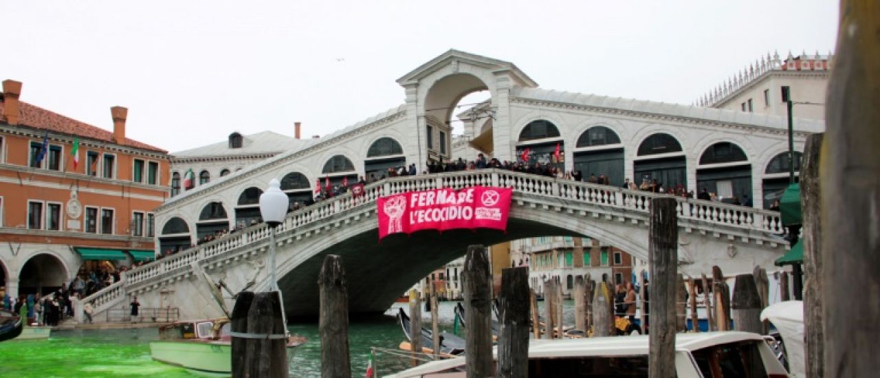 Le Grand Canal de Venise teint en vert par des militants écologistes