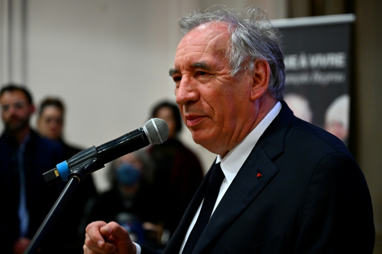 Bayrou n'est "pas candidat" à l'élection présidentielle