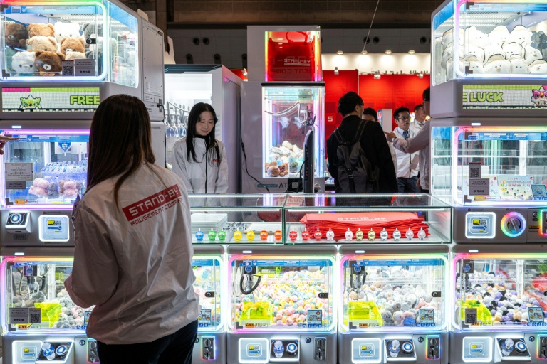 Au Japon, la folie des machines à pince, reines des salles d'arcade
