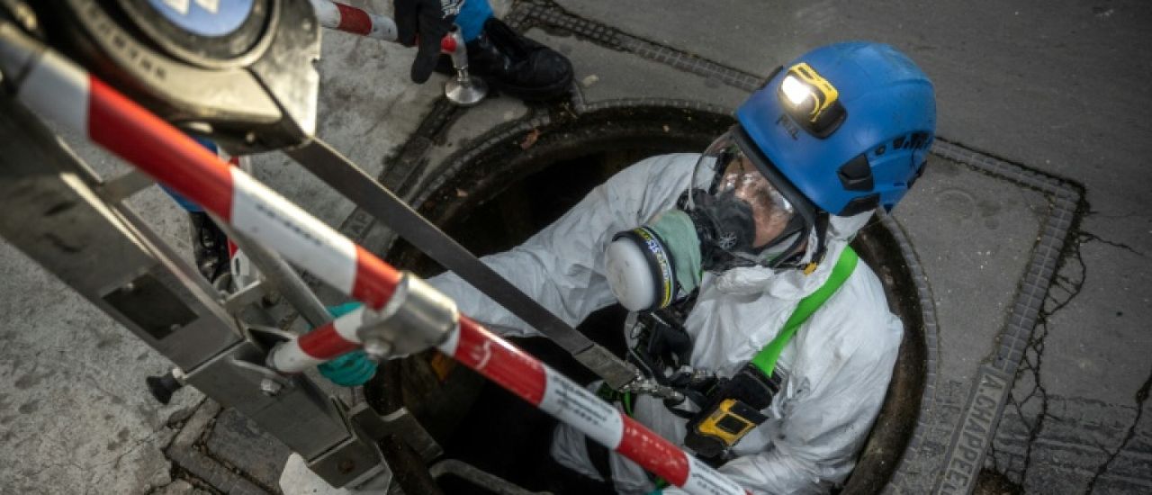Les égoutiers de Paris, travailleurs "de l'ombre" essentiels à la ville lumière
