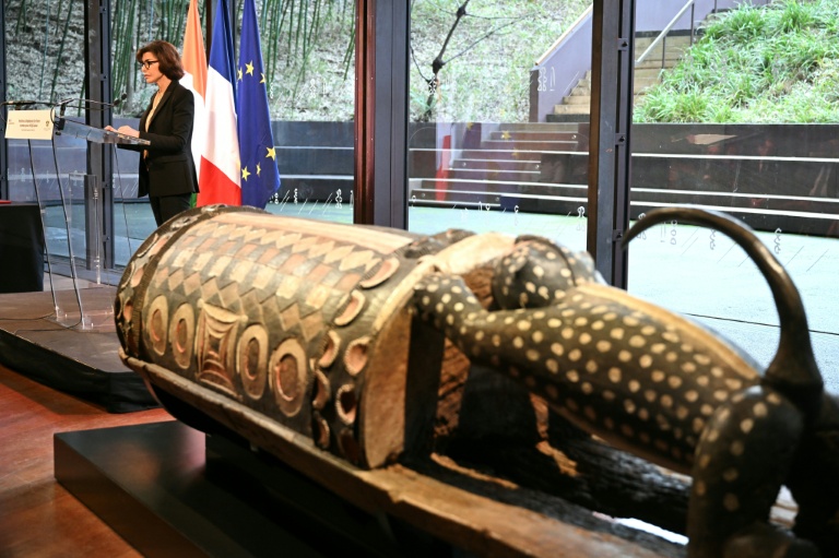 La France remet à la Côte d'Ivoire le tambour parleur volé en 1916