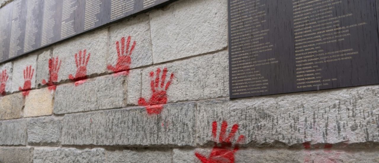 Mains rouges taguées sur le Mémorial de la Shoah: deux à quatre ans d'emprisonnement requis contre quatre Bulgares Mains rouges taguées sur le Mémorial de la Shoah: deux à quatre ans d'emprisonnement requis contre quatre Bulgares