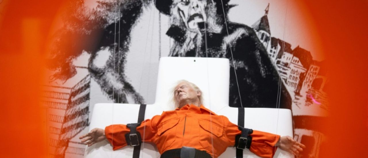 Une sculpture de Trump sanglé sur une croix exposée en Suisse