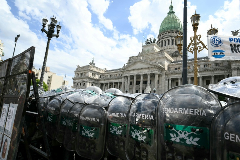 Argentine: la dérégulation du travail voulue par Milei avance au Parlement, face à la colère sociale
