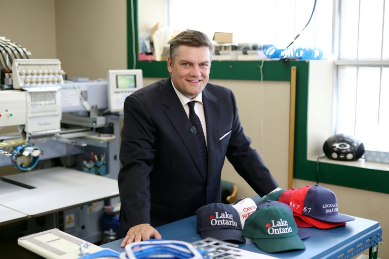 Lac Ontario: au Canada, l'opposition au décret de Trump s'affiche sur une casquette