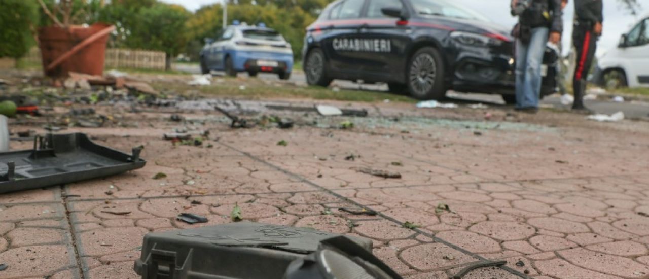 Italie: une bombe explose sous la voiture d'un journaliste renommé, sorti indemne