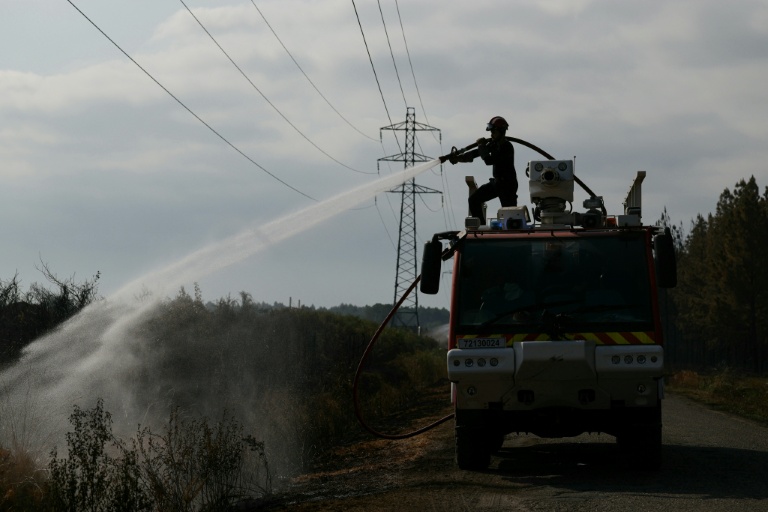 Mégafeu contenu en Gironde, nouvel embrasement dans le Var