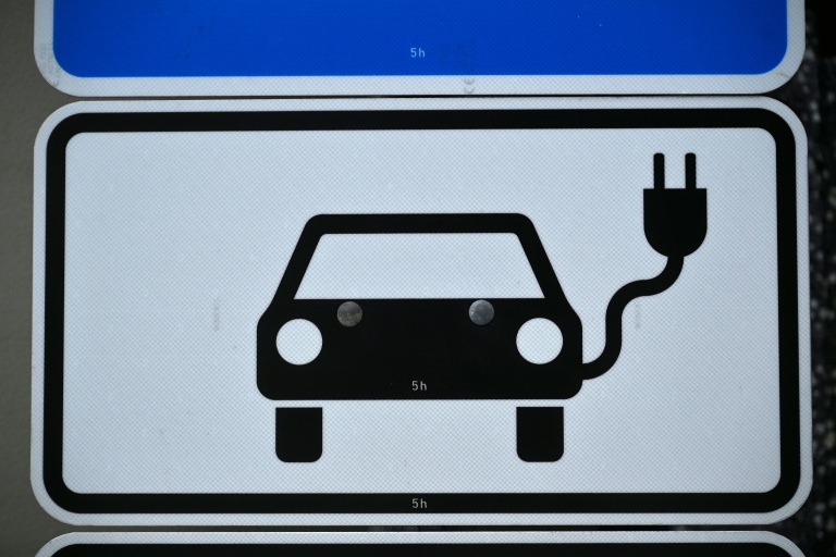 Automobile: Paris et Berlin officialisent un accord qui ralentit le passage au tout-électrique