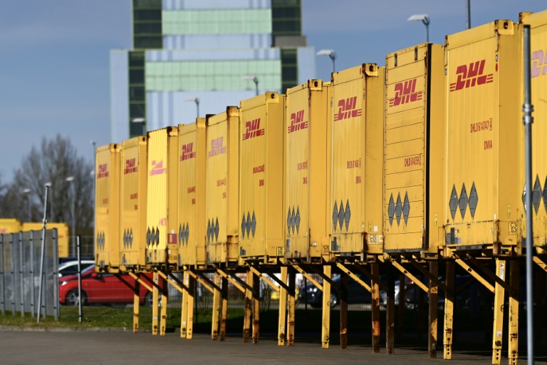 DHL confronté à des restrictions aériennes et maritimes changeant "d'heure en heure", selon son patron
