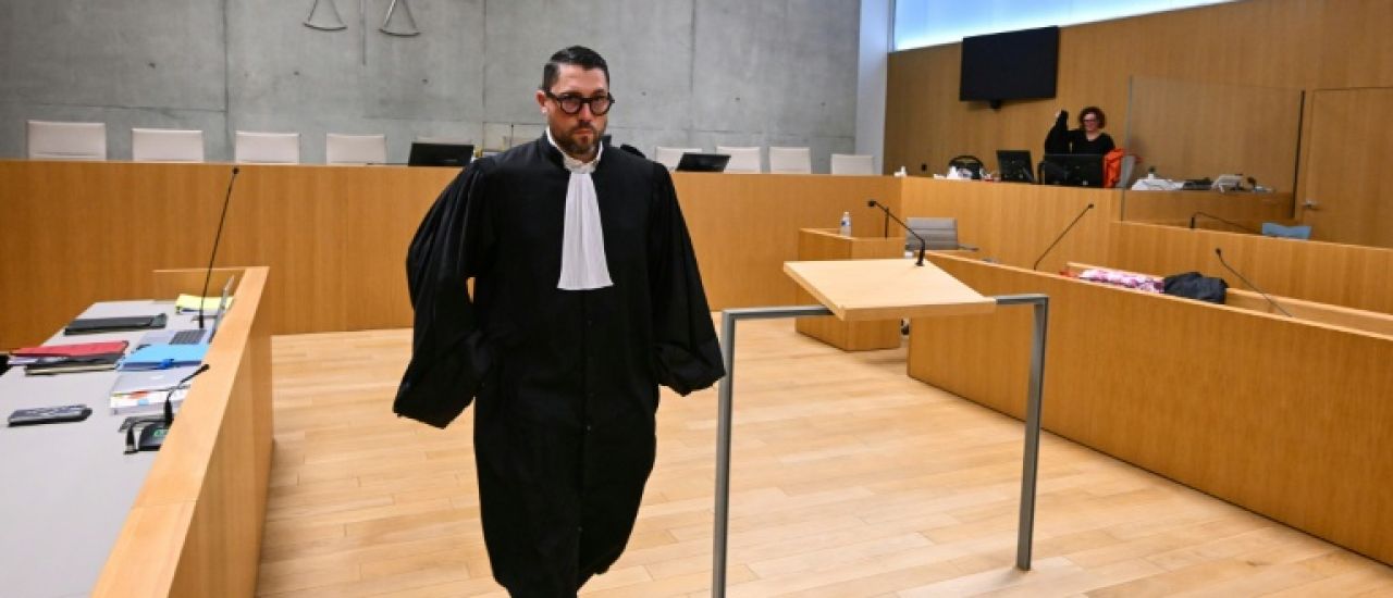 La mère accusée d'avoir empoisonné ses filles, décrite comme "mythomane", nie en bloc