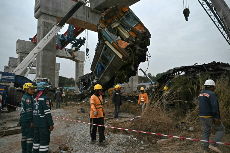 Thaïlande : 32 morts après l'effondrement d'une grue sur un train