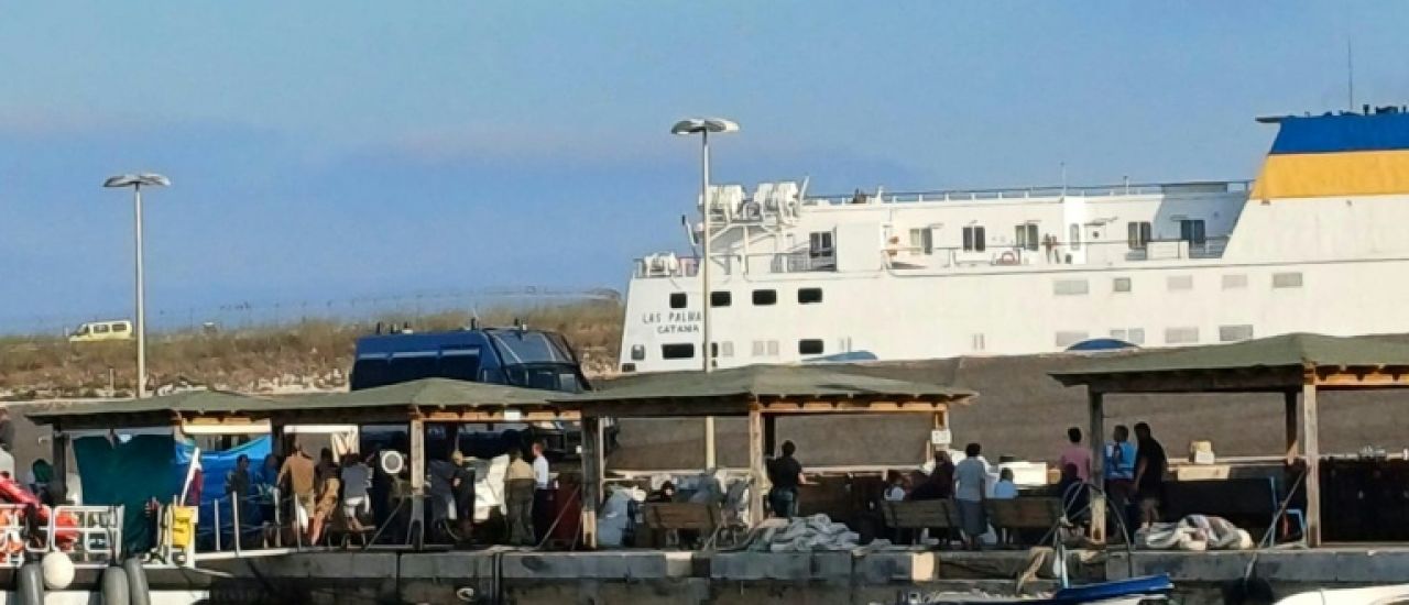 Naufrage à Lampedusa: les secours cherchent des migrants disparus