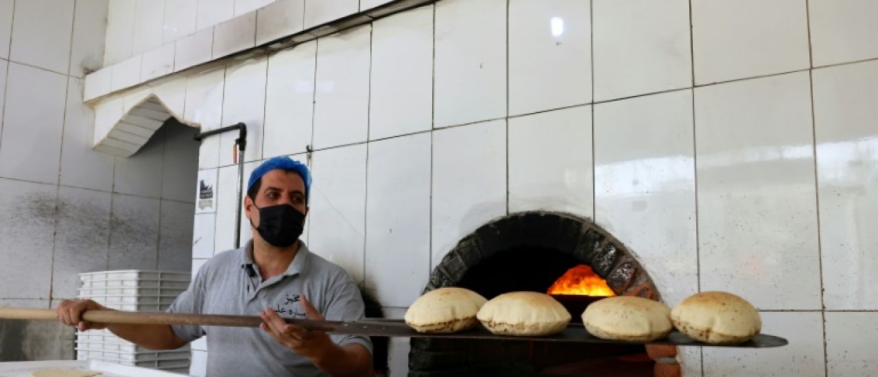 "Ici c'est l'enfer": travailler devant un four en plein été saoudien