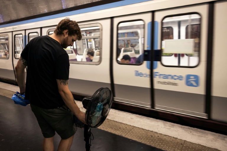 Canicule: la vigilance rouge s'étend, le risque d'incendies sous surveillance