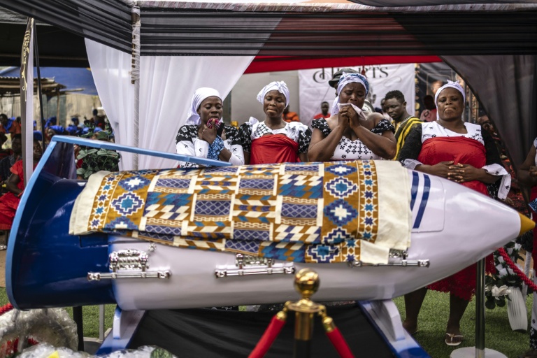 Une guitare, un stylo ou un crocodile: les étonnants cercueils du Ghana