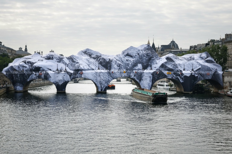 "C'est spectaculaire !": Paris découvre le Pont Neuf emballé par JR