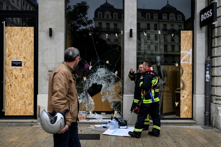 "On voulait se sentir utile": à Lyon, des volontaires nettoient les rues saccagées