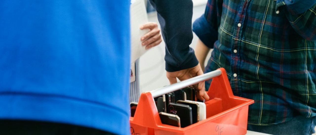 En Finlande, l'interdiction des portables à l'école ranime les discussions et améliore la concentration