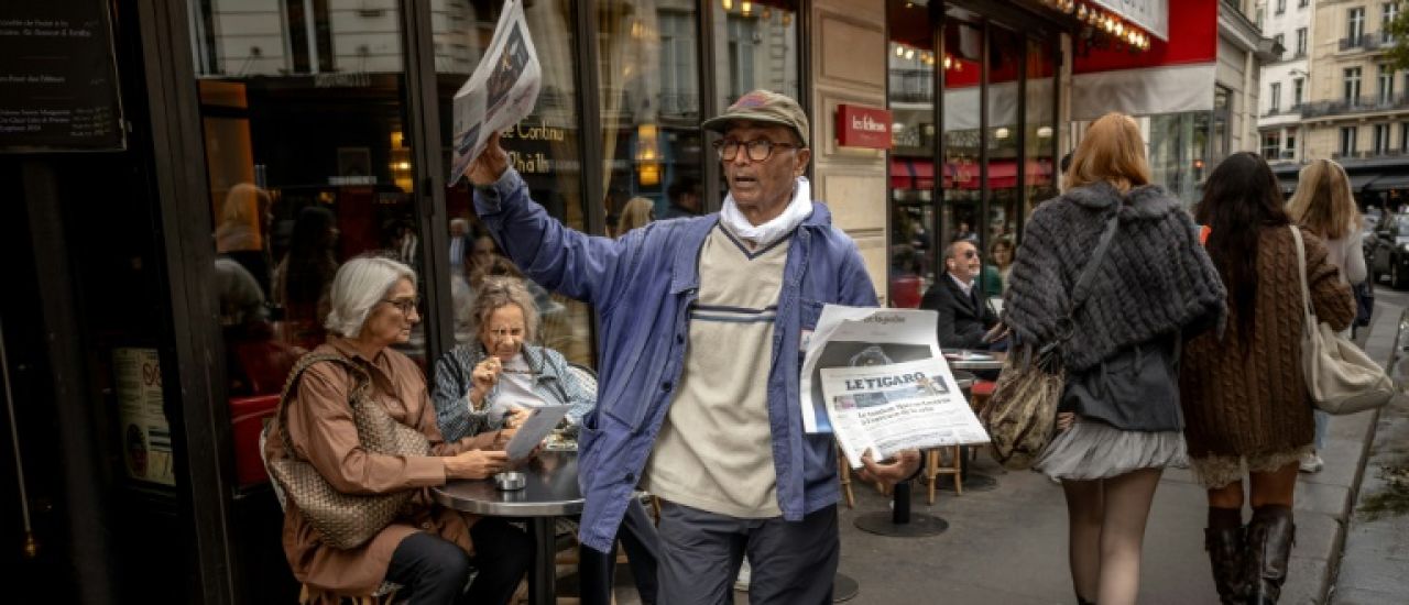 Quand Paris prend des airs de village avec Ali Akbar, son dernier crieur de journaux
