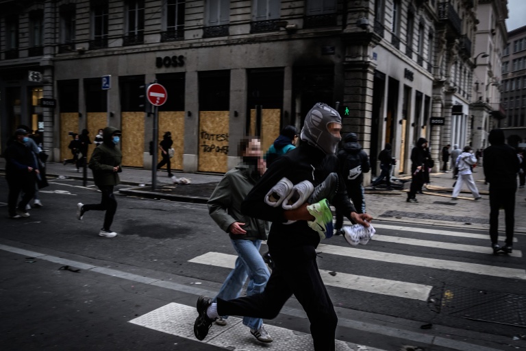 Saccages et pillages à grande échelle dans les villes de France