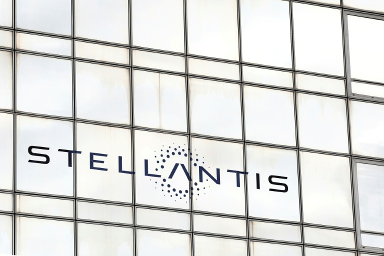 Crash électrique pour Stellantis, qui affiche la plus lourde perte pour un groupe français depuis 2002