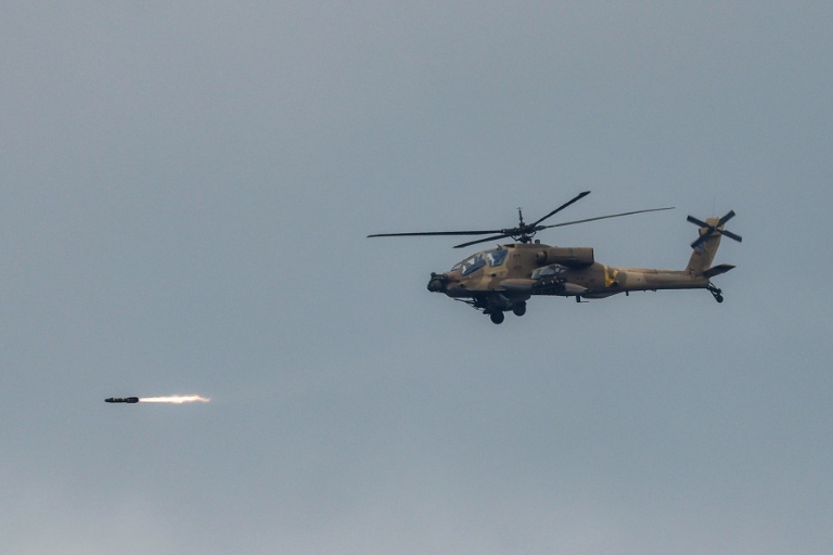 Un hélicoptère d'attaque AH-64 Apache de l'armée de l'air israélienne tire des roquettes depuis une position le long de la frontière entre le nord d'Israël et le sud du Liban, le 4 mars 2026