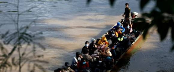 Des personnes de différents pays, qui travaillaient au complexe du parc KK en Birmanie, traversent en bateau la rivière Moei pour se rendre en Thaïlande, le 24 octobre 2025 Des personnes de différents pays, qui travaillaient au complexe du parc KK en Birmanie, traversent en bateau la rivière Moei pour se rendre en Thaïlande, le 24 octobre 2025