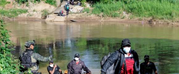 Des personnes de différents pays, qui travaillaient au complexe du parc KK en Birmanie et ont traversé la rivière Moei pour se rendre en Thaïlande, transportent leurs affaires après avoir débarqué d'un bateau dans le district de Mae Sot, dans la province de Tak, le 24 octobre 2025 Des personnes de différents pays, qui travaillaient au complexe du parc KK en Birmanie et ont traversé la rivière Moei pour se rendre en Thaïlande, transportent leurs affaires après avoir débarqué d'un bateau dans le district de Mae Sot, dans la province de Tak, le 24 octobre 2025