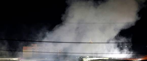 De la fumée au-dessus de bâtiments après une explosion au complexe de KK Park, dans l'est de la Birmanie, vue depuis le district de Mae Sot, dans la province de Tak en Thaïlande, le 24 octobre 2025 De la fumée au-dessus de bâtiments après une explosion au complexe de KK Park, dans l'est de la Birmanie, vue depuis le district de Mae Sot, dans la province de Tak en Thaïlande, le 24 octobre 2025