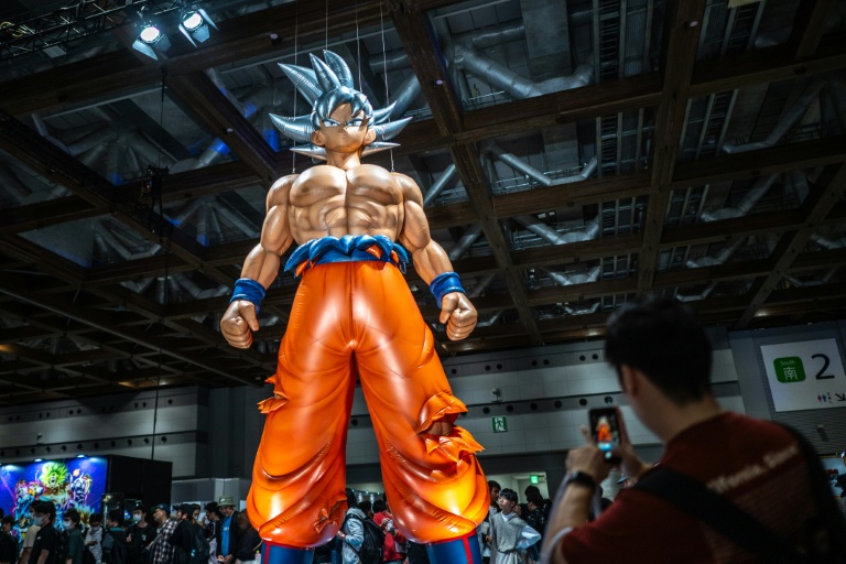 Un des personnages du manga japonais "Dragon Ball" au centre d'exposition Tokyo Big Sight à Tokyo, le 6 octobre 2024